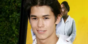 Bintang Twilight Booboo Stewart Ganti Baju Di Tempat Umum!