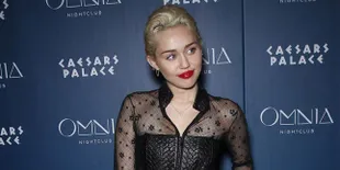 Bisik-Bisik Mesra, Kencan Manis Ala Miley Cyrus & Stella Maxwell