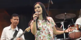 BJ Habibie Meninggal, Iis Dahlia Kenang Pertemuan Terakhir di Supermarket