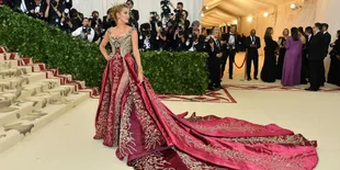 Blake Lively Pakai Gaun Versace dan Perhiasan 28 Miliar di MET Gala 2018
