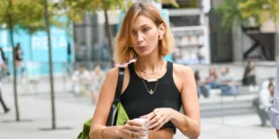 Braless di Pinggir Pantai, Bella Hadid Nekat Baju Tipis & Transparan