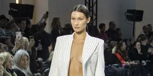 Braless di Runway Chanel, Bella Hadid Jadi Insecure Demi Hindari Nip Slip