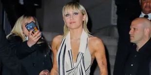 Braless Sepulang dari Runway Marc Jacobs, Miley Cyrus Malah Alami Nip Slip Memalukan