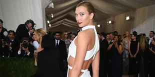 BTS Penampilan Stunning Karlie Kloss di Met Gala, Cantik Banget!