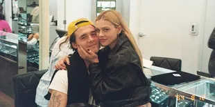 Bucin Banget, Komentar Brooklyn Beckham di Foto Seksi Nicola Peltz Bikin Netizen Baper