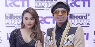 Bucin, Manisnya Atta Halilintar Bawakan Tas Aurel Hermansyah Saat Jalan-Jalan di Mall