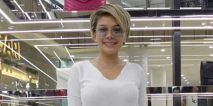 Buka Baju di Depan Umum, Nikita Mirzani Bikin Heboh