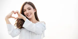 Bukan Cuma di Drama Korea, Bikin Si Dia Jatuh Cinta pada Pandangan Pertama Lewat Produk Kecantikan Favoritmu