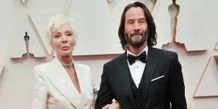 Bukan Dengan Kekasih, Keanu Reeves Gandeng Sang Ibu Melenggang di Red Carpet Oscar 2020