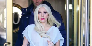 Bukan Dengan Taylor Kinney, Lady Gaga Pose Mewah Bareng Pria Ini