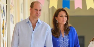 Bukan Mobil Mewah, Pangeran William & Kate Middleton Naik Bajaj di Pakistan