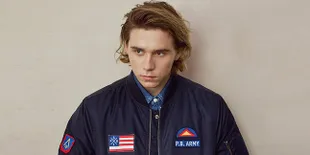 Bukan Sofia Richie, Brooklyn Beckham Mesra Bareng Wanita Ini