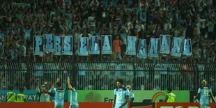 Bukan Spanduk Tim, Yang Dibawa Suporter ke Stadion Ini Malah...