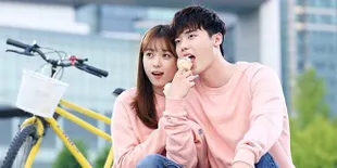 Buku Panduan Cinta Lee Jong Suk di 'W' Ternyata Benar-Benar Ada