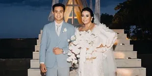 Bulan Madu, Ajun Perwira &#38; Jennifer Pamer Kemesraan di Pinggir Kolam Mawar