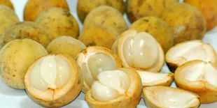 Bule Amerika Ini Nyoba Makan Buah Duku, Ekspresinya Nggak Nahan