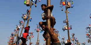 Bule Ini Terheran-Heran Lihat Panjat Pinang, Simak Ekspresinya