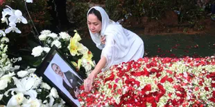 Bunga Citra Lestari Kembali Sambangi Makam Sang Suami Sehari Setelah Dikuburkan