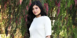 Bungkam Soal Rumor Kehamilan, Kylie Jenner Tetap Sembunyikan Perut Buncitnya