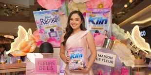 Caitlin Halderman Bicara Soal Wangi dan Percaya Diri, Kini Wangi Parfum Mewah SoKlin Eau De Parfum Juga Bisa Dimulai dari Pakaian