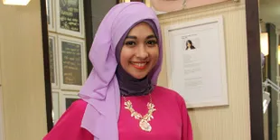 Cantik Berhijab Poppy Bunga Hadir di Katerdal Pemberkatan Chelsea