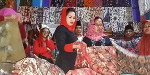 Cantik dan Modis, Gaya Puti Borong Batik Madura di Pasar Bangkalan