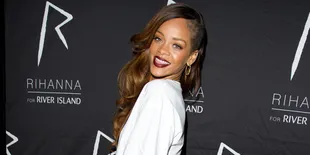 Cantik Dengan 'Baju Bengkel', Gaya Baru Rihanna