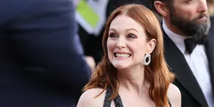 Cantik di Oscar, Julianne Moore Pinjam 'Baju Lama' Kendall Jenner