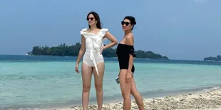 Cantiknya Nia Ramadhani Pakai Swimsuit Putih di Pantai Indah