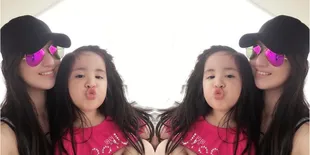 Cantiknya Nia Ramadhani Saat Temani Mikhayla Main Boneka