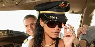 Cantiknya Rihanna Bergaya ala Pilot di Pesawat Jumbo Jet Pribadi