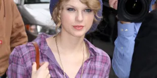Cantiknya Taylor Swift Pakai Candy Shirt