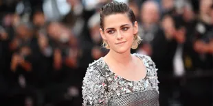 Capek Pakai Heels, Kristen Stewart Pilih Nyeker di Red Carpet Cannes 2018