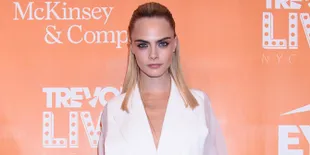Cara Delevingne Terang-Terangan Cium Ashley Benson di Depan Publik