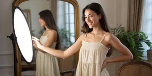 Cara Foto Cermin yang Bagus dan Aesthetic, Lengkap dengan Tips Pencahayaan, Pose, dan Editnya