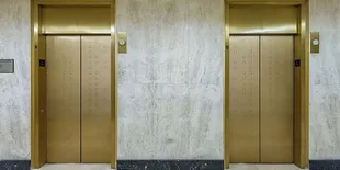 Cara Ibu Selamatkan Anaknya Agar Tidak Terjepit Lift Ini Mantap!