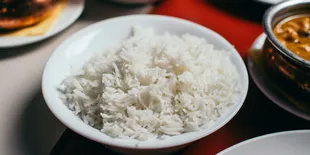 Cara Jitu Mengatasi Nasi Keras Akibat Kurang Air di Rice Cooker
