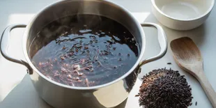 Cara Memasak Beras Hitam yang Benar dan Praktis