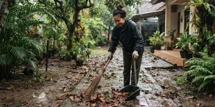 Cara Membersihkan Daun Rontok saat Musim Hujan agar Pekarangan Tidak Becek dan Berantakan