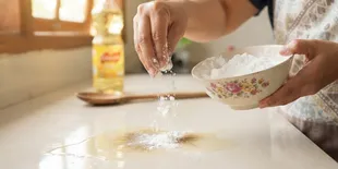 Cara Menggunakan Tepung Maizena untuk Membersihkan Noda Berminyak, Ampuh Hilangkan Noda Membandel