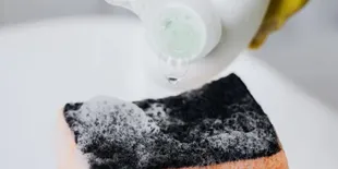 Cara Menghilangkan Noda Gosong di Pantat Panci dengan Sabun Colek, Dijamin Kinclong
