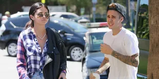 Cara Mesra Unik Ala Selena Gomez - Justin Bieber, Penasaran?