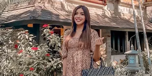 Cara Millen Cyrus Menggoda Cowok Saat Sauna, Turunkan Handuk Sedikit Lalu Kibas Rambut