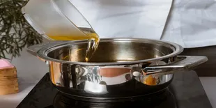 Cara Mudah Menjernihkan Minyak Goreng Bekas Penggorengan Keripik