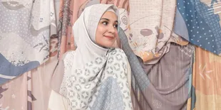 Cara Pakai Hijab Segi Empat Ala Shireen Sungkar, Simpel dan Menutup Dada