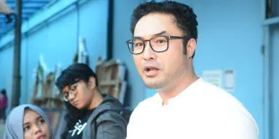 Cara Papa Surya Saputra Merawat Anak, Penuh Perhatian & Mendetail