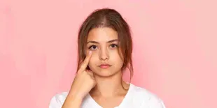 Cara Simpel Sembunyikan Kantung Mata Hitam, Hasilnya Glowing dan Fresh