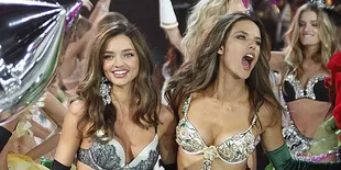 Catwalk Victoria's Secret Bertabur Ibu-Ibu Seksi