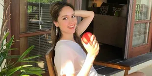 Cegah Corona, Cinta Laura Berjemur di Bawah Sinar Matahari - Makan Buah dan Sayur Setiap Hari