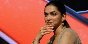 Celana Emas Gaya Longgar Ini Bikin Deepika Padukone Gagal Cantik